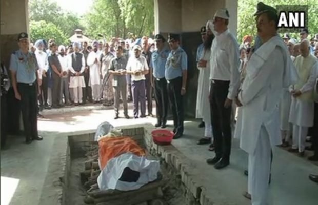 दिल्ली: देश के जांबाज  हीरो एयर मार्शल अर्जन सिंह को नम आंखों से दी अंतिम विदाई