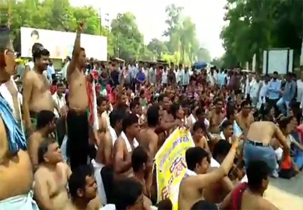 अलीगढ : अर्धनग्न होकर शिक्षामित्र बोले- ‘योगी नहीं कसाई है-राम रहीम का भाई है’ देखें वीडियो