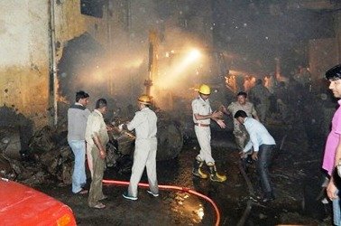 अलीगढ : सरसौल स्थित गत्ता फैक्ट्री में लगी आग, लाखो का माल स्वाहा