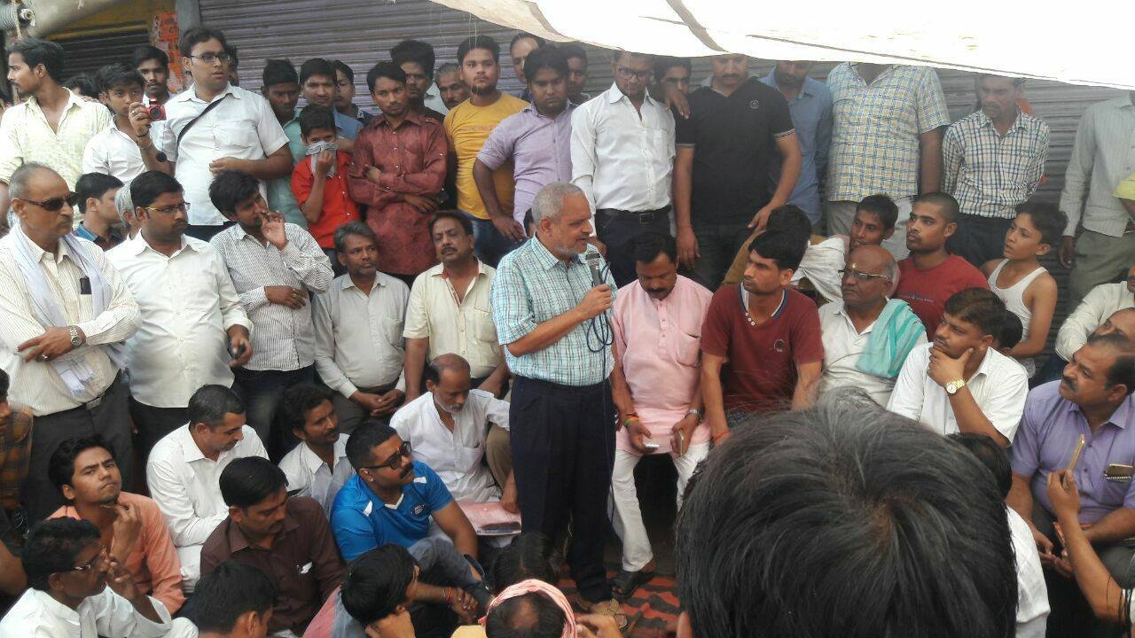 योगीराज : सादाबाद में SDM की अभद्रता से व्यापारी को हार्टअटैक, विरोध में रालोद ने दिखाई किसान और व्यापारी एकता