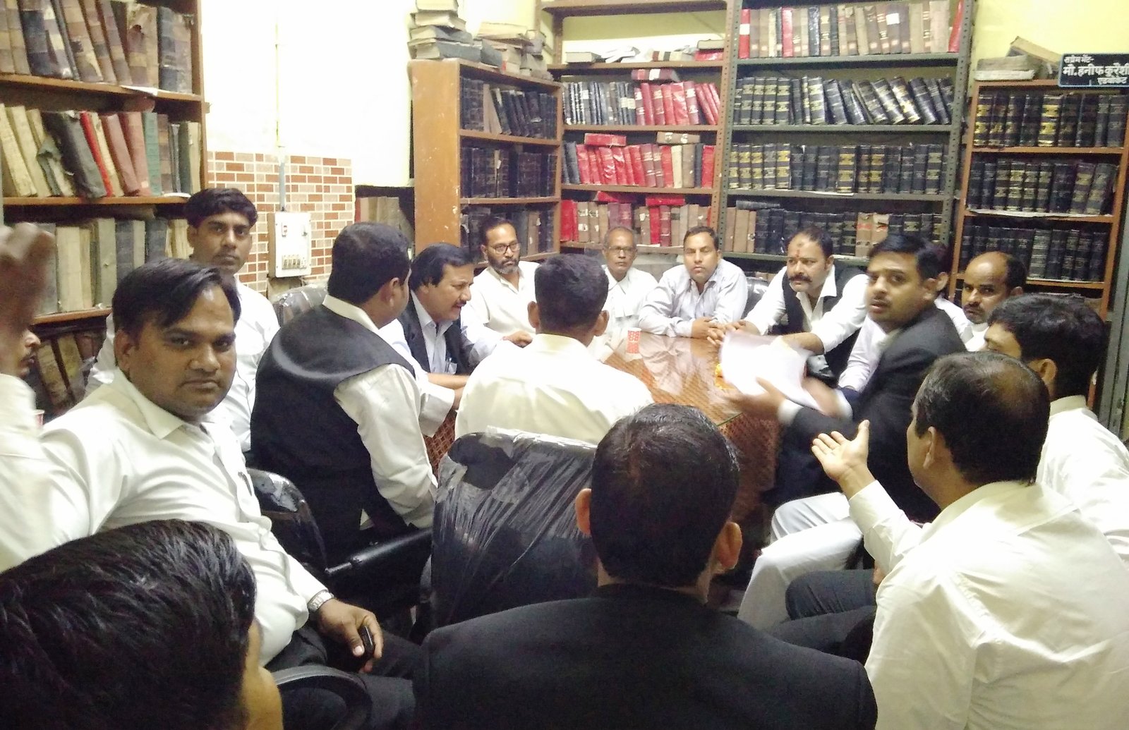 अलीगढ : साथी पर मुकद्दमा लिखाने से तिलमिलाए अधिवक्ता, जताया आक्रोश