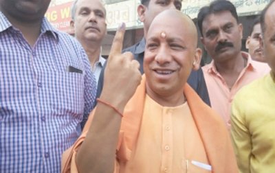 यूपी निकाय चुनाव: मतदान जारी, गोरखपुर में सीएम योगी ने डाला वोट