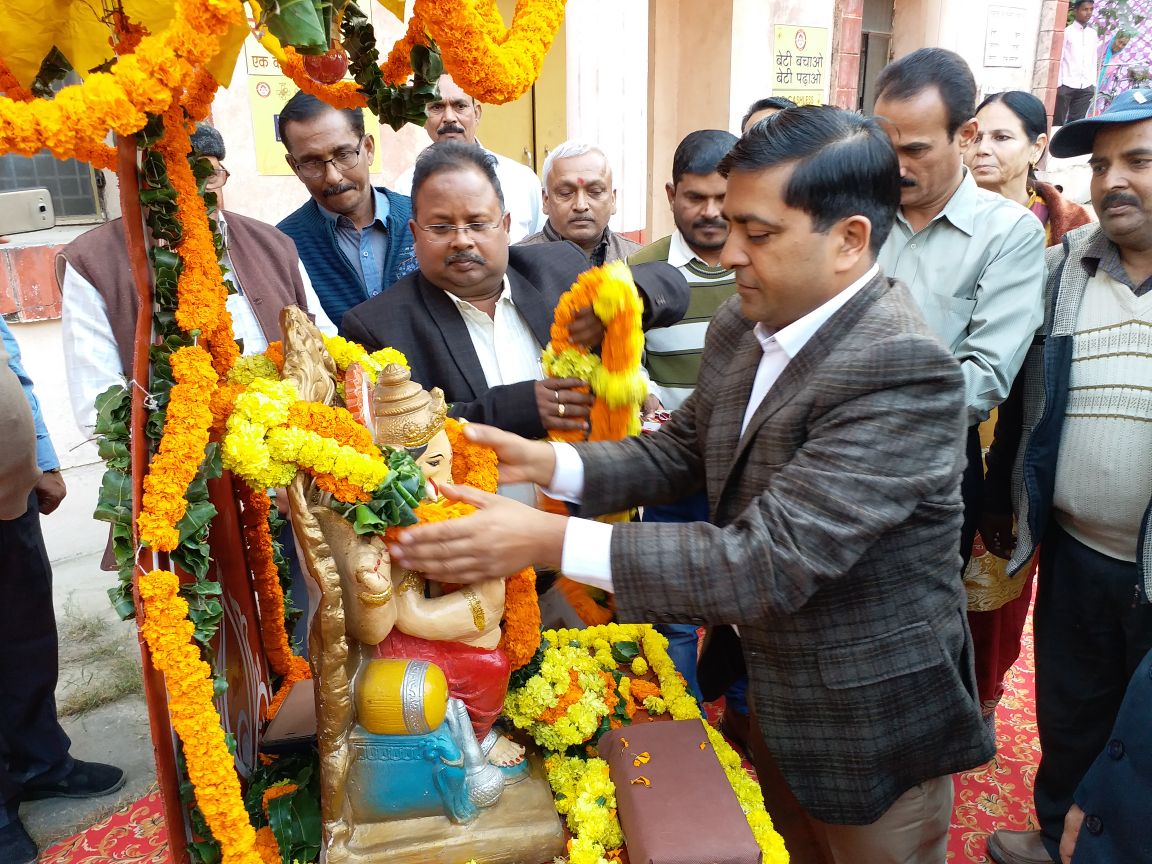 इलाहाबाद : राष्ट्रीय शिल्प मेला 2017 का एनसीजेडसीसी में हुआ भव्य शुभारम्भ ,मण्डलायुक्त डॉ. आशीष कुमार गोयल ने शिल्प मेला का किया उद्घाटन