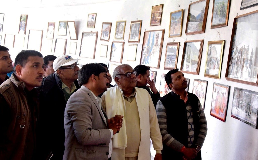अलीगढ : मनोज अलीगढ़ी की फोटो प्रदर्शनी में लोगो का लगा तांता, अफसरो- नेताओं ने सराहा