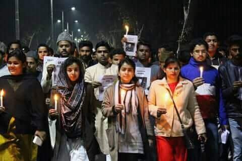 AMU के छात्रों ने देशभर में हो रहे जघन्य अपराधों के खिलाफ निकाला मार्च, देखें