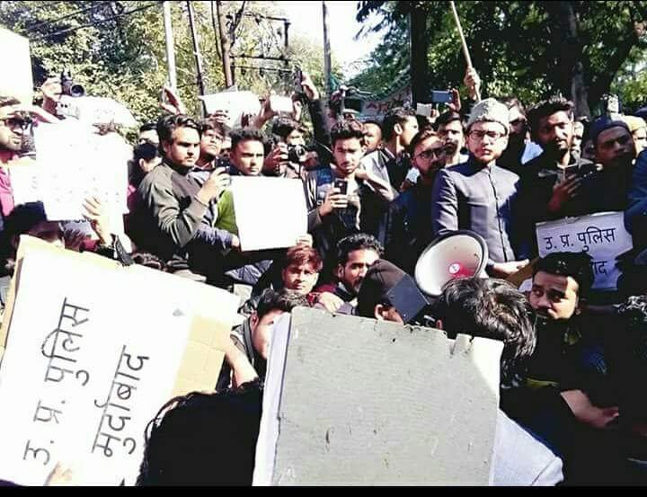 कासगंज हिंसा के विरोध में AMU छात्रों का मार्च, कैंपस को पुलिस ने बनाया छावनी