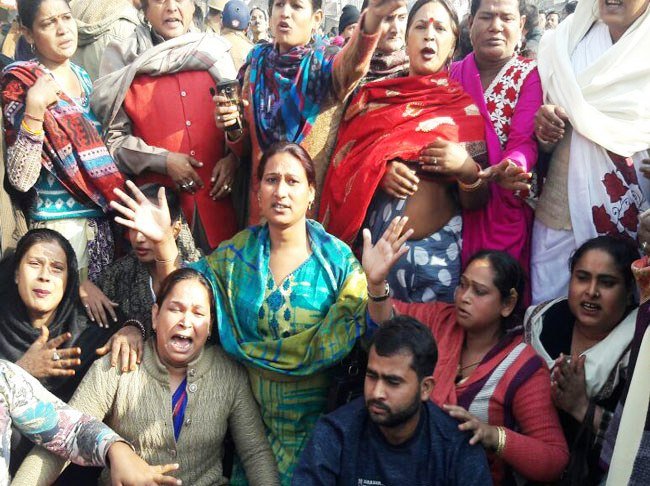 कासगंज हिंसा : धरने पर चन्दन का परिवार, गुरु की गिरफ़्तारी पर किन्नरों का भी प्रदर्शन जारी