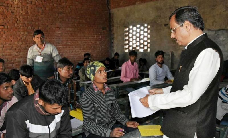 अलीगढ : शिक्षा राज्यमंत्री के क्षेत्र में नक़ल रोकने पहुंचे डिप्टी सीएम दिनेश, बोले- खत्म होगा ‘अतरौलिया बोर्ड’