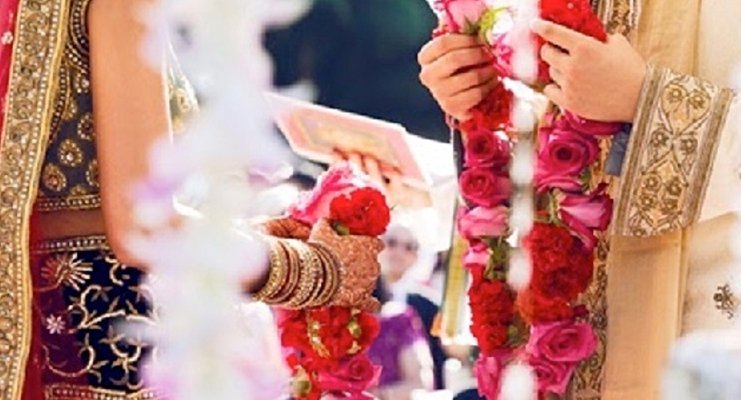 #UP: लड़की ने पति को छोड़ बॉयफ्रेंड को पहना दी जयमाला