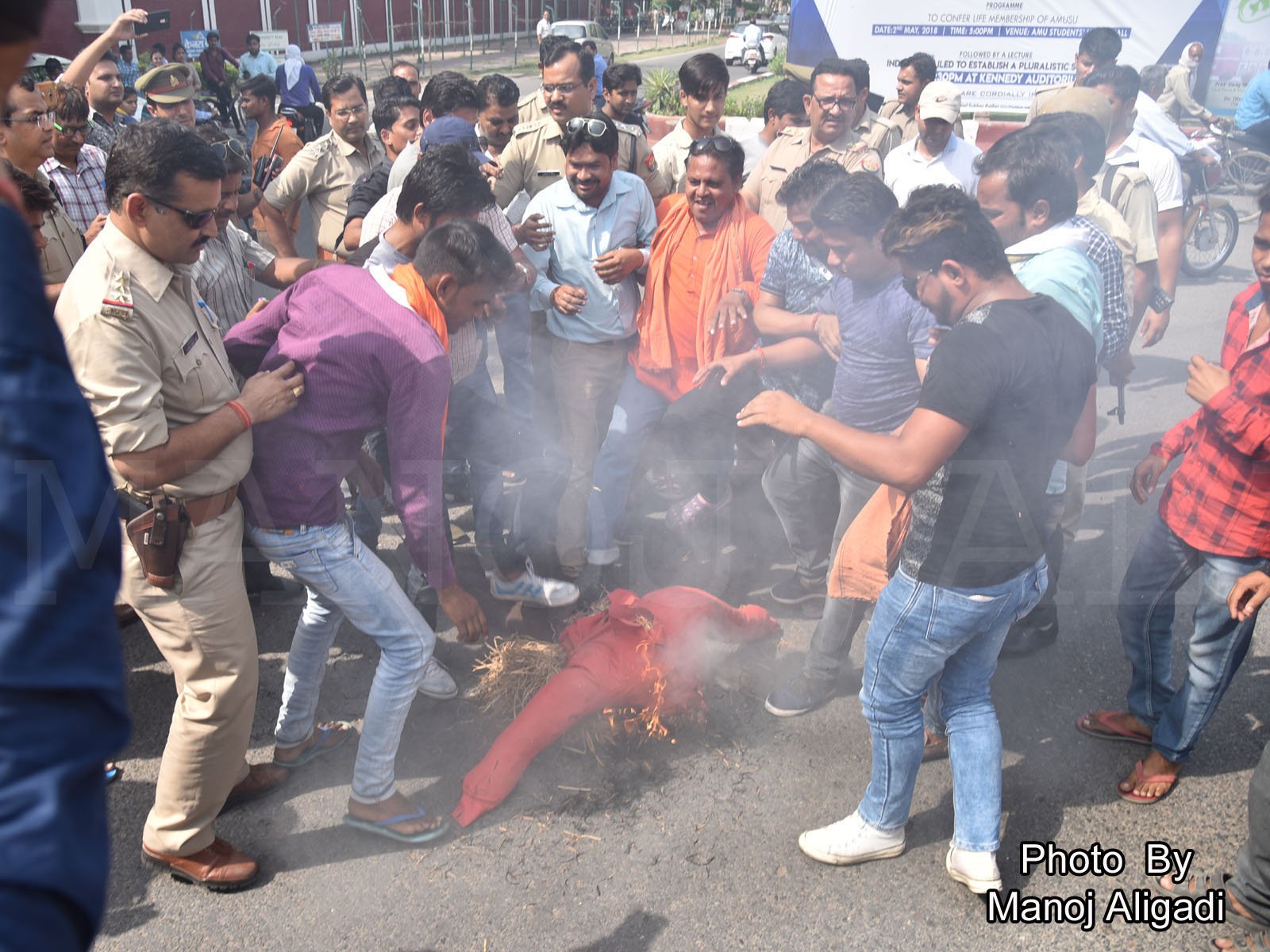 #Aligarh : पुलिस चाहती तो रुक सकता था #AMU बवाल, हिंदूवादियों को रोकने में नही दिखाई सख्ती