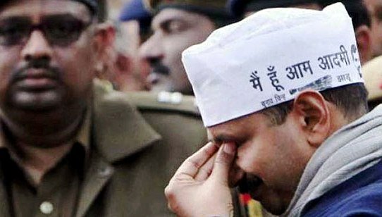 दिल्ली के सीएम केजरीवाल पर मिर्ची पाउडर से हमला, सुरक्षा व्यवस्था पर सवाल !