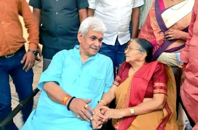 #Aligarh : #उद्योगपतियों के घर जाकर रेलराज्यमंत्री ने #BJP के लिए माँगा समर्थन, #शीला #गौतम से लिया #आशीर्वाद