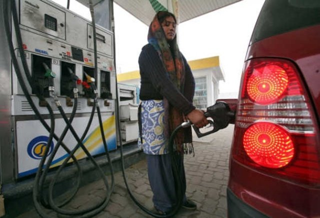 तेल कंपनियों ने पेट्रोल डीलरों से मांगी जाति, धर्म, से जुड़ी जानकारियां : रविश कुमार