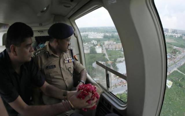 कांवड़ियों पर फूल बरसाने वाले हेलीकॉप्टर पर  #यूपी सरकार ने खर्च किए थे 14 लाख रुपये