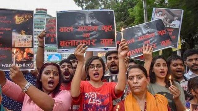 बिहार :  तेजस्वी का हमला, नीतीश की पुलिस ने लड़कियों की तस्करी का कॉन्ट्रैक्ट लिया !