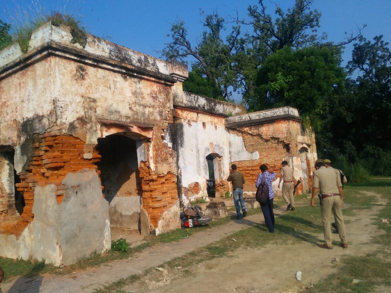 साधु हत्याकांड : Aligarh पुलिस ने मुठभेड़ में मार गिराए फरार दो बदमाश