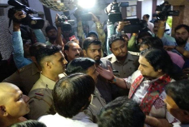 आगरा : प्रेसवार्ता कर रहे कथावाचक देवकीनंदन ठाकुर को पुलिस ने हिरासत में लिया