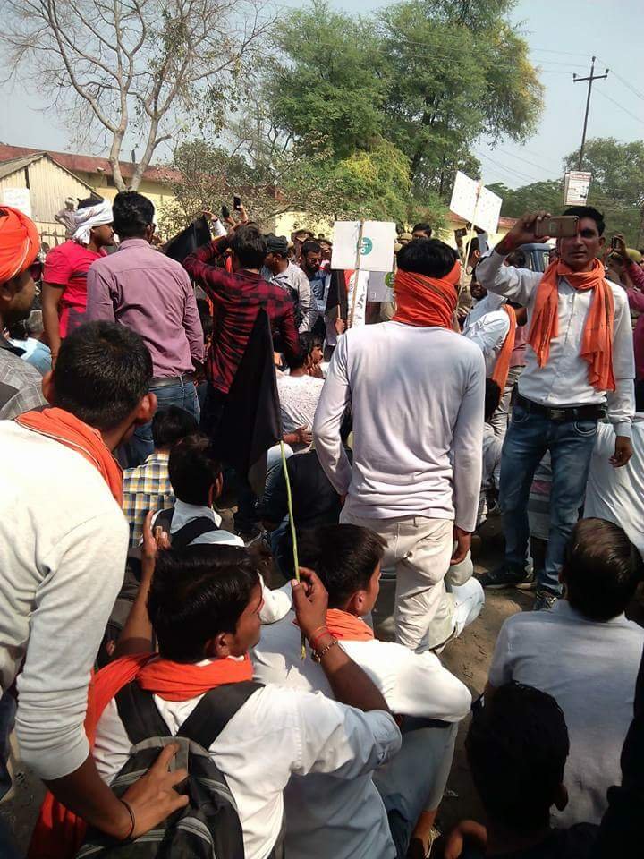 Aligarh एनकाउंटर : हिंदूवादियों ने अतरौली में नही घुसने दी टीम अखिलेश, सपा के खिलाफ बजरंगियों की नारेबाजी