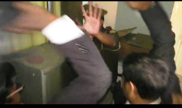 सीतापुर में वकीलों ने एसपी के सामने दरोगा को जूतों से पीटा, पुलिस में आक्रोश, देखें यह वीडियो-