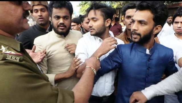 राम जन्मभूमि फ़िल्म के विरोध में AIMIM Aligarh का प्रदर्शन, पुलिस से नोंक-झोंक