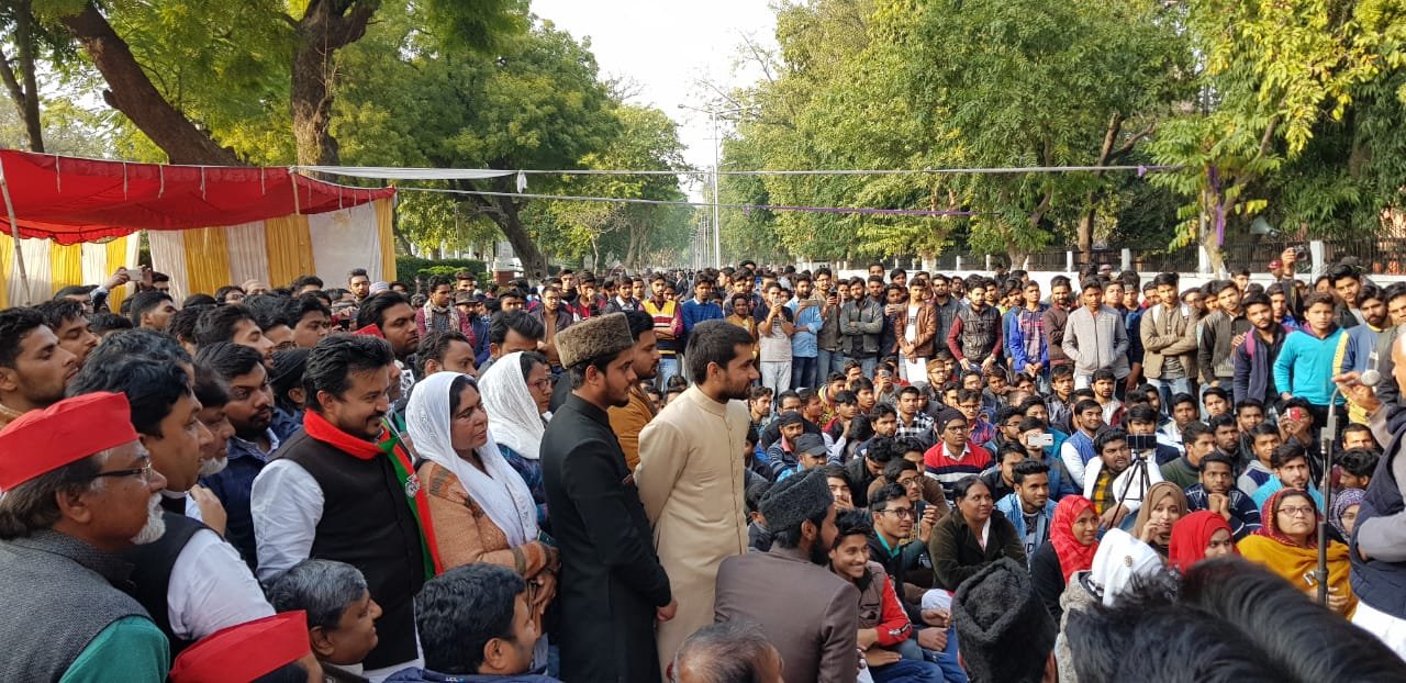 AMU में छात्रों के धरने पर पहुंचे अखिलेश के दूत, देशद्रोह का मुकद्दमा हटाने की मांग