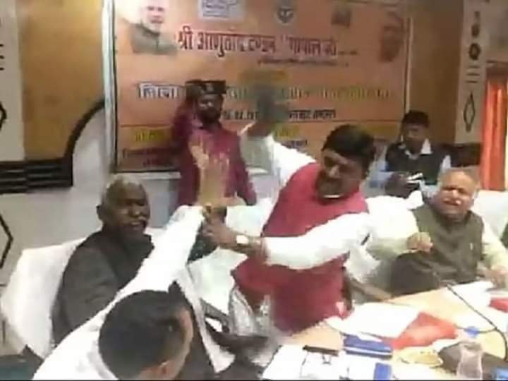 UP : Khalilabad से BJP सांसद शरत त्रिपाठी ने भाजपा विधायक राकेश बघेल को जूतों से कूटा, देखें वीडियो-