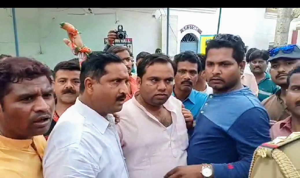 अलीगढ़ : मुस्लिम इलाके में BJP का प्रचार कर रहे मुस्लिम नेताओं को SP-BSP नेताओं ने पीटा, जमकर हंगामा, महागठबंधन के 4 नेताओं को जेल