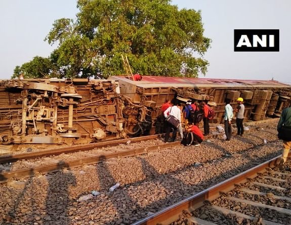 रेल हादसा : कानपुर के पास पटरी से उतरी पूर्वा एक्सप्रेस, 100 घायल, कई गंभीर