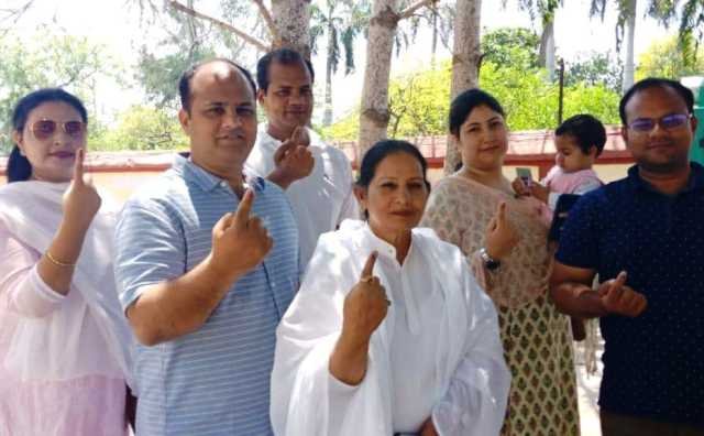 यूपी की 8 लोकसभा सीटों पर मतदान जारी,  शाम 5 बजे तक अमरोहा में 64, अलीगढ में 60, बुलंदशहर में 57 फीसदी मतदान