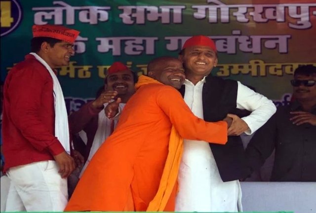 अखिलेश यादव ने लगाया ‘योगी’ को गले, गोरखपुर में साझा किया मंच