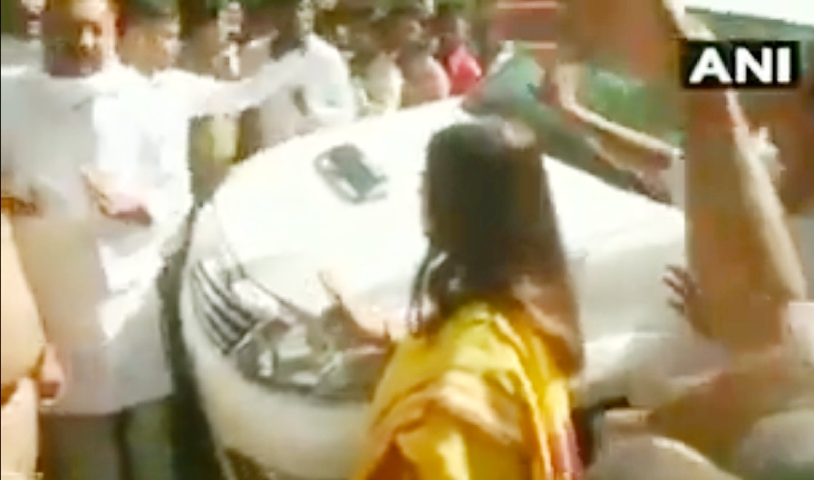 सुल्तानपुर में BJP प्रत्याशी मेनका गांधी और महागठबंधन उम्मीदवार सोनू सिंह में तीखी बहस, पुलिस ने किया लाठीचार्ज, देखें वीडियो-