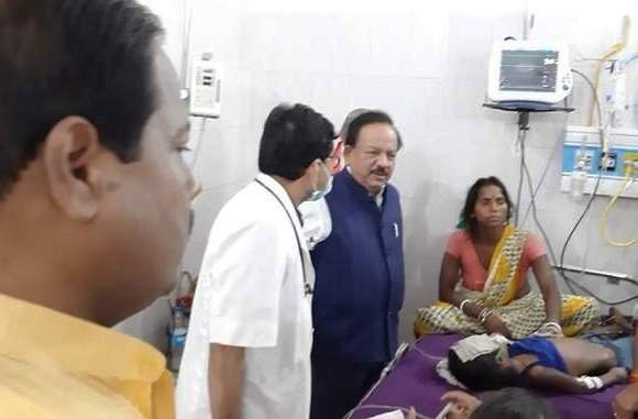 बिहार में नहीं थम रहा मौत का सिलसिला, स्वास्थ्य मंत्री के सामने बच्ची ने दम तोड़ा