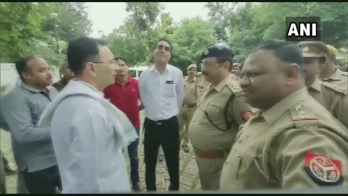 चिन्मयानंद केस : पीड़िता के लिए न्याय यात्रा निकाल रहे कांग्रेसी गिरफ्तार, शाहजहांपुर में कांग्रेस दफ्तर पुलिस ने घेरा