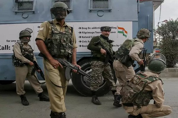 जम्मू-कश्मीर : अनंतनाग में डीसी ऑफिस के बाहर आतंकी हमला, एक पोर्टर की मौत 10 और घायल