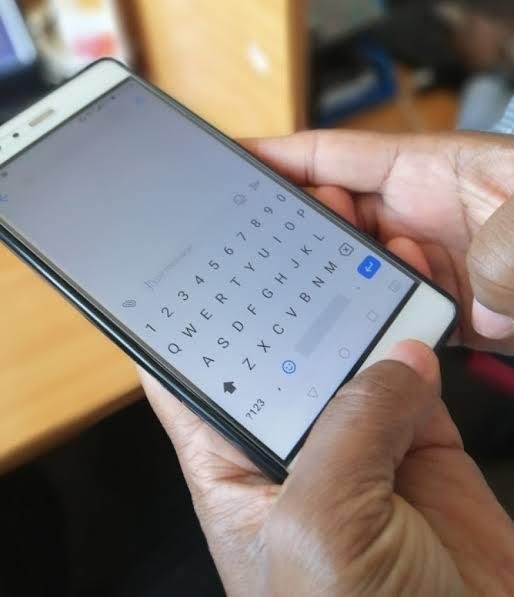 कश्मीर में पोस्ट पेड मोबाइल सेवा बंद करने के कुछ घंटों बाद ही SMS सेवा भी बंद