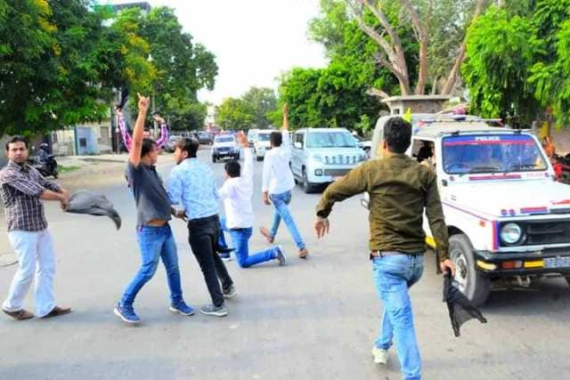 आगरा में छात्रनेताओं ने किया उपमुख्यमंत्री का विरोध, काफिला रोक दिखाए काले झंडे, आठ पर FIR