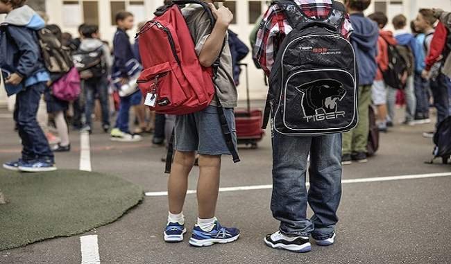 दिल्ली सरकार ने स्कूलों को दिया बच्चों के बैग का वजन कम करने का आदेश