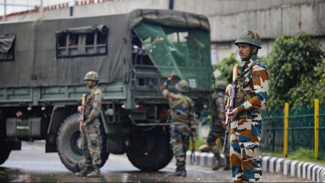 जम्मू-कश्मीर में सुरक्षा बलों ने बस से 15 किलो विस्फोटक किया बरामद, आतंकी साजिश नाकाम