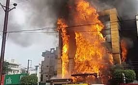इंदौर के गोल्डन गेट होटल में लगी भीषण आग, फंसे लोग