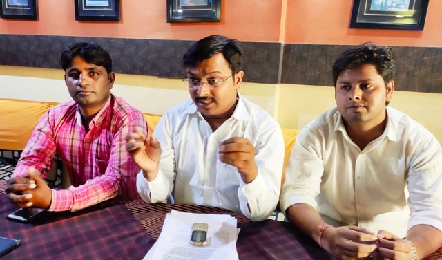 अलीगढ : DS कालेज के अय्याश प्रोफेसर की करतूत, खुद को बचाने के लिए छात्रनेता का लगाया फर्जी शपथपत्र, कार्यवाही की मांग