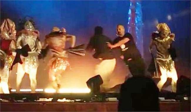 रियाद में लाइव शो के दौरान तीन कलाकारों पर चाकू से हमला