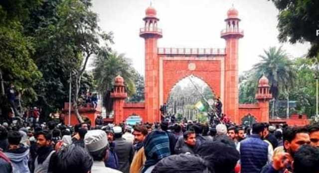 AMU छात्रनेताओं पर अलीगढ प्रशासन सख्त,  हुजैफा-आमिर के बाद हमजा और नदीम अंसारी को भी गुंडा एक्ट का नोटिस