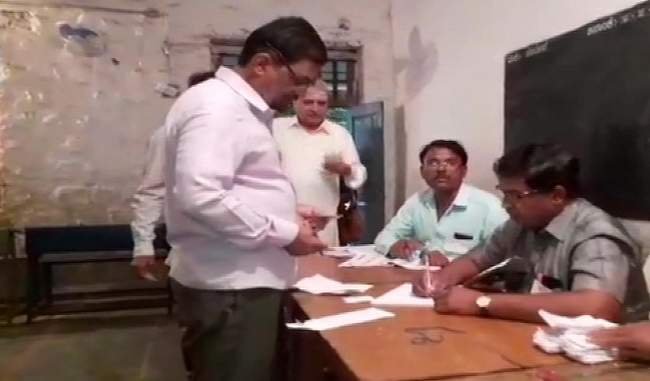 कर्नाटक में विधानसभा क्षेत्रों पर उपचुनाव के लिए मतदान जारी