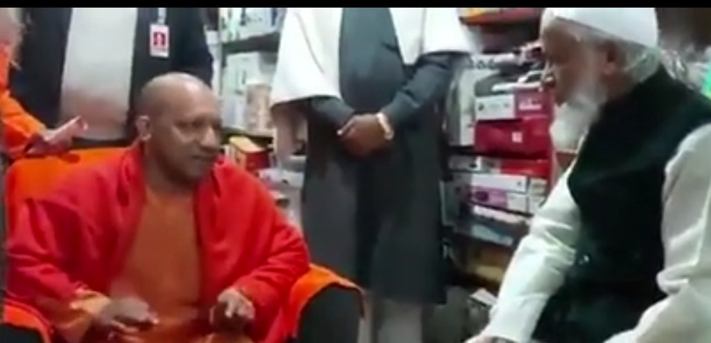 CAA समझाने गोरखपुर में खुद सड़क पर उतरे CM योगी, मुस्लिमों से भी की मुलाकात