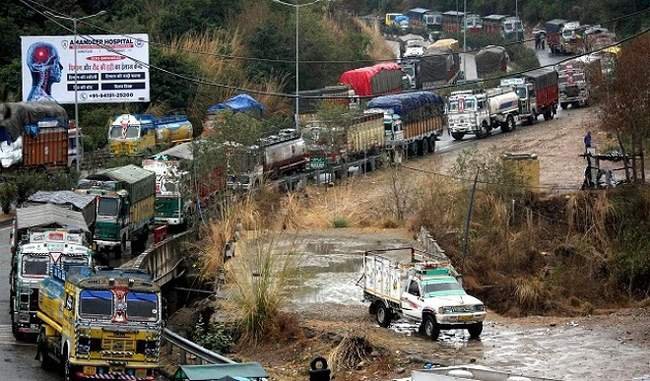 भूस्खलन के कारण J&K राजमार्ग पर यातायात बाधित, फंसे हज़ारों लोग