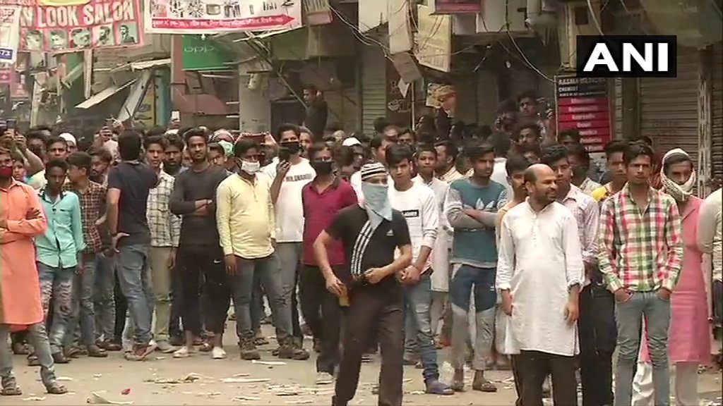 दिल्ली में शाहीन बाग धरना हटाने पर पुलिस और प्रदर्शनकारी आमने-सामने, कोरोना खौफ के बीच तनाव के हालात