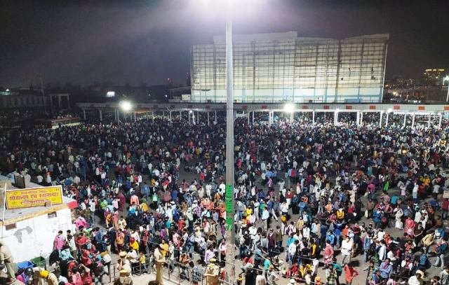 कोरोना आपदा : दिल्ली से लाखों लोगों ने किया पलायन, अभी भी स्टेशन पर हजारों की भीड़