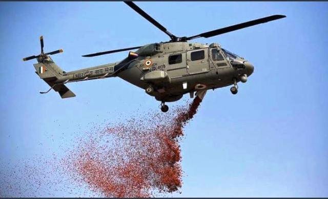 कोरोना योद्धा डाक्टर और मेडिकल स्टाफ पर वायुसेना ने हेलीकाप्टर से बरसाए फूल, बढ़ाया हौसला