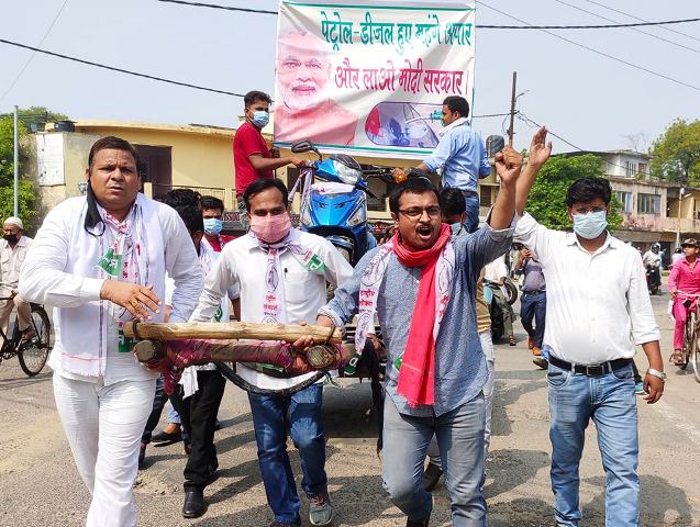 पैट्रोल-डीजल की बेतहाशा वृद्धि के खिलाफ अलीगढ में RLD ने किया प्रदर्शन, बुग्गी में बाईक-स्कूटी रखकर खींची