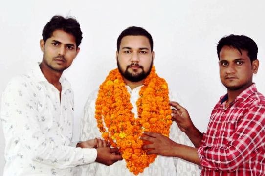 अलीगढ : सपा नेता का फूलमाला पहनाकर किया स्वागत